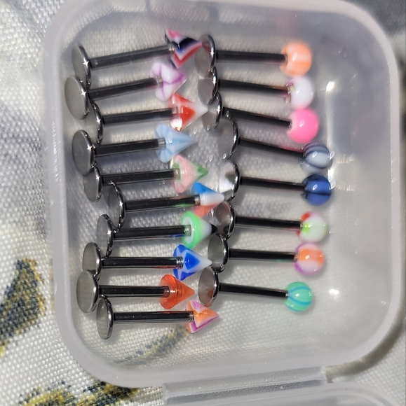 18 body piercing rings - Picture 4 of 4